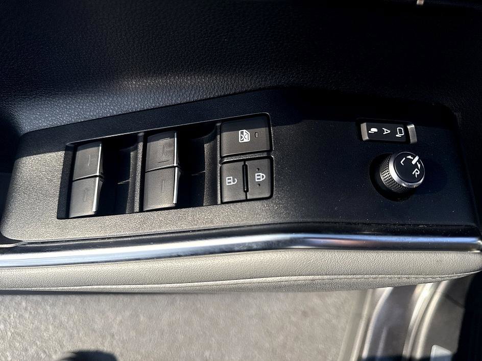 Used 2025 Toyota Highlander Limited image 10