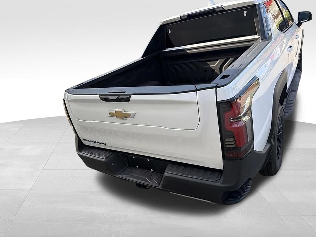 Used 2025 Chevrolet Silverado EV LT AWD/4WD image 5