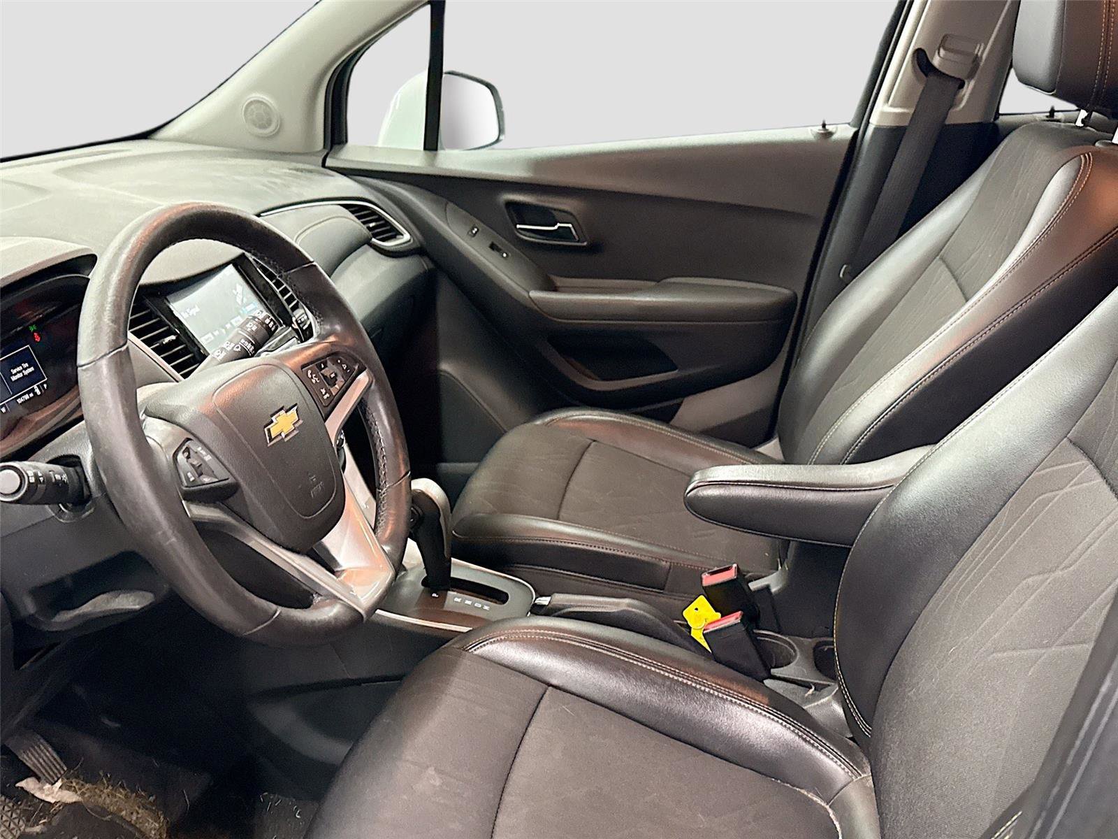 Used 2017 Chevrolet Trax LT w/ LT Convenience Package FWD image 4