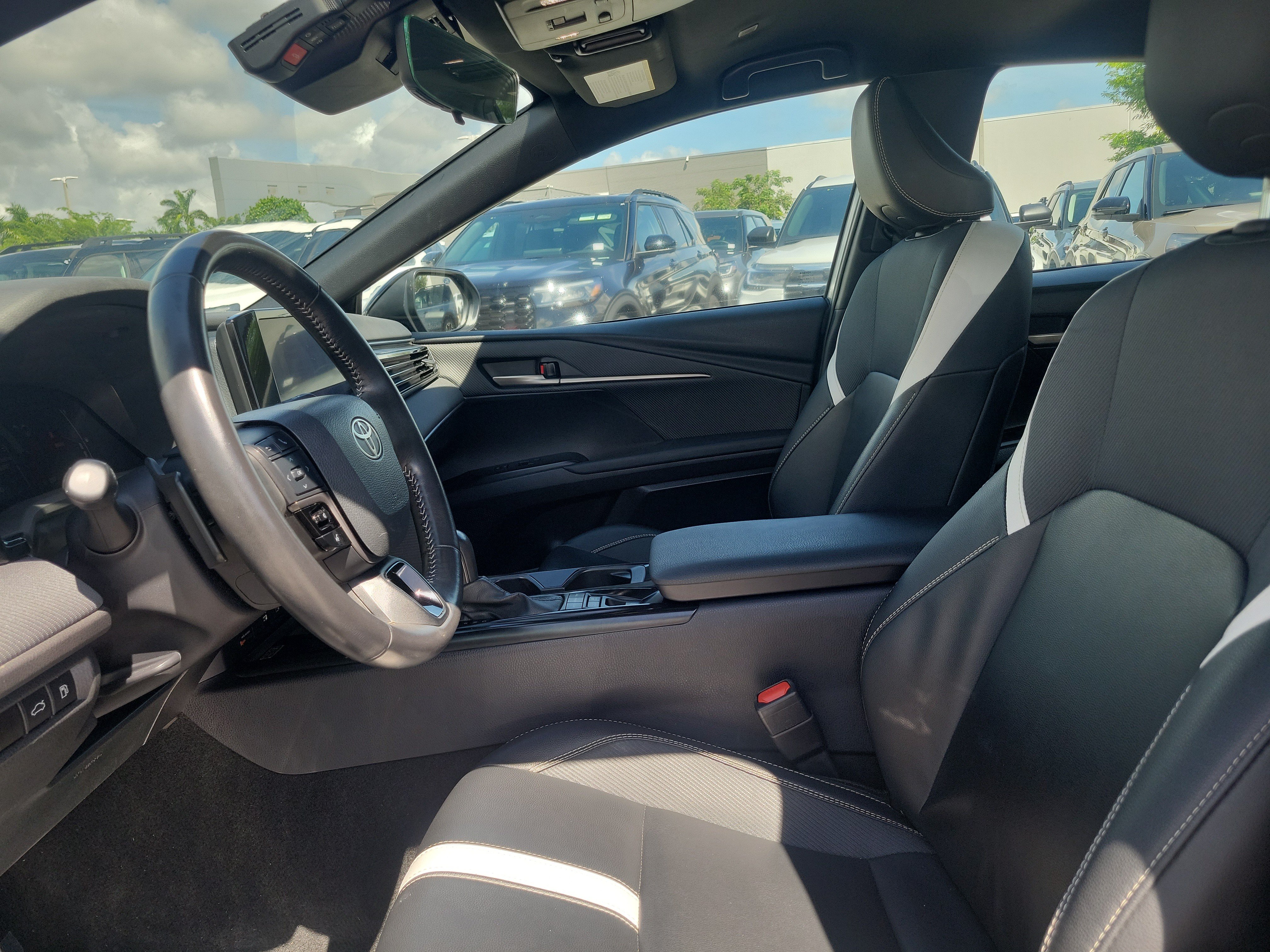 Used 2025 Toyota Camry SE FWD image 11
