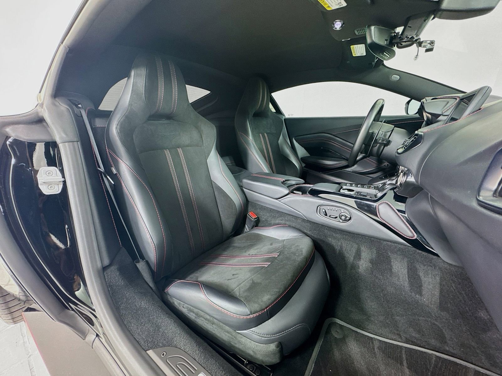 Used 2023 Aston Martin V8 Vantage Coupe image 21
