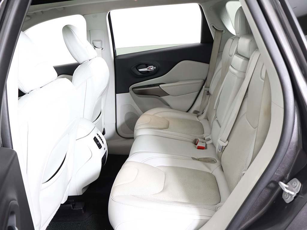 Used 2019 Jeep Cherokee Overland w/ Technology Group image 37