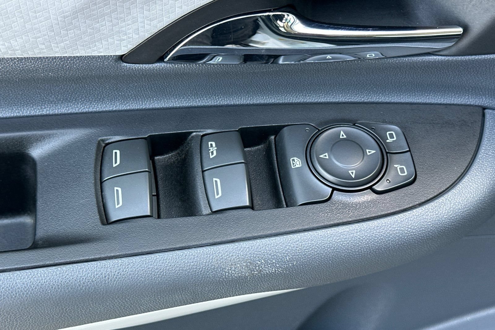 Used 2020 Chevrolet Bolt Premier w/ Infotainment Package FWD image 14