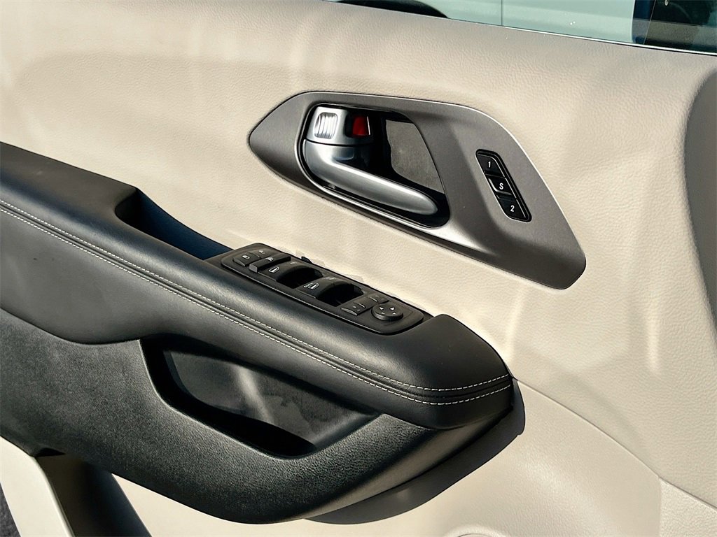 Certified 2024 Chrysler Pacifica Touring-L image 17