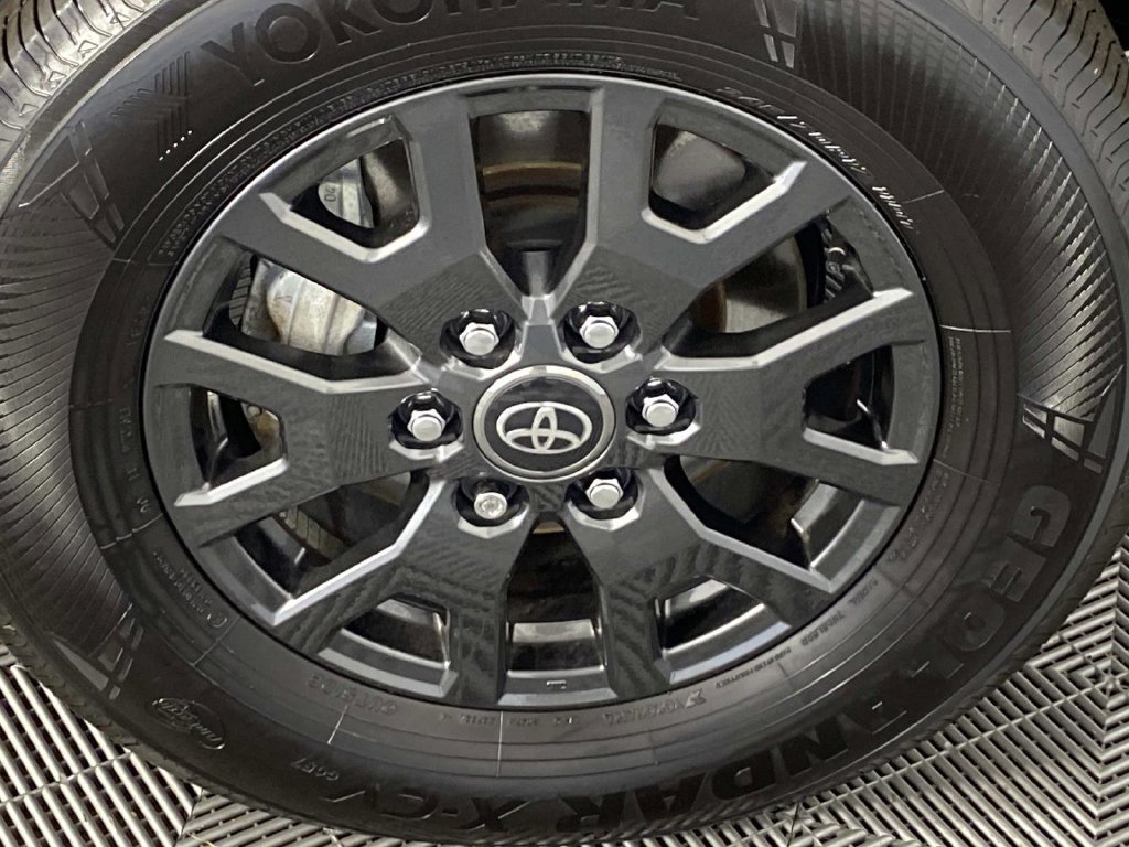 Used 2025 Toyota 4Runner SR5 AWD/4WD image 28