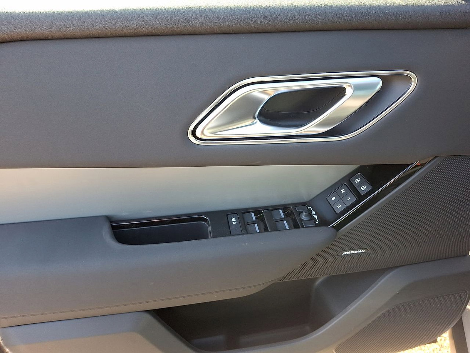 Certified 2025 Land Rover Range Rover Velar S image 19