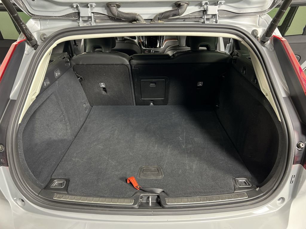 Used 2025 Volvo V60 B5 Cross Country Plus image 25