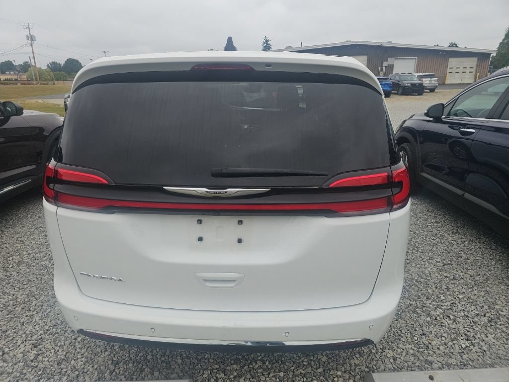 Used 2025 Chrysler Pacifica Select FWD image 10