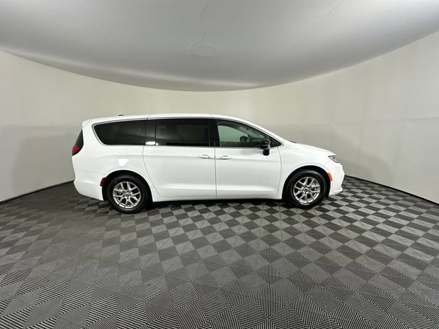 Used 2024 Chrysler Pacifica Touring-L FWD image 6