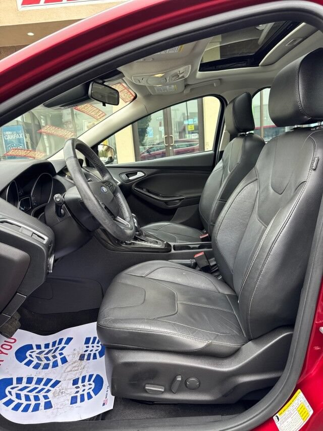 Used 2015 Ford Focus Titanium w/ Titanium Technology Package FWD image 9