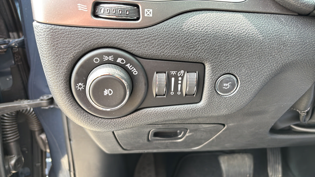 Used 2019 Jeep Cherokee Limited AWD/4WD image 29