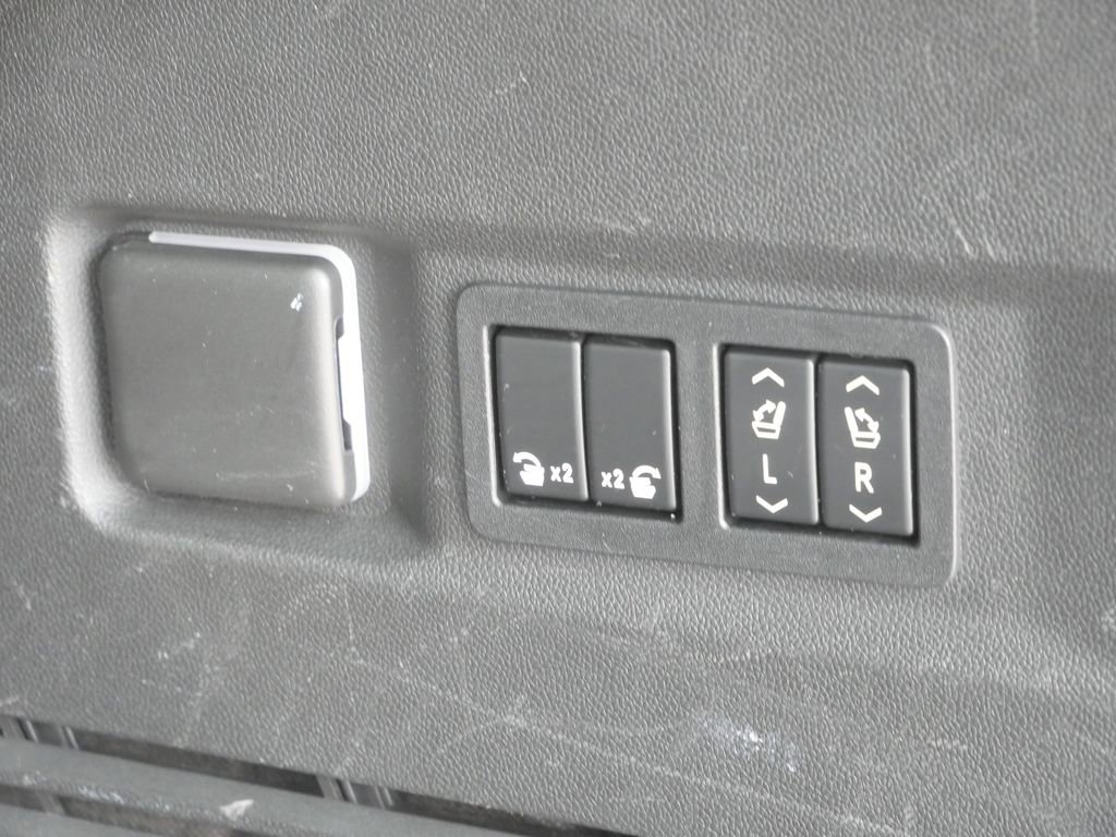 Used 2022 GMC Yukon Denali w/ Denali Premium Package image 27