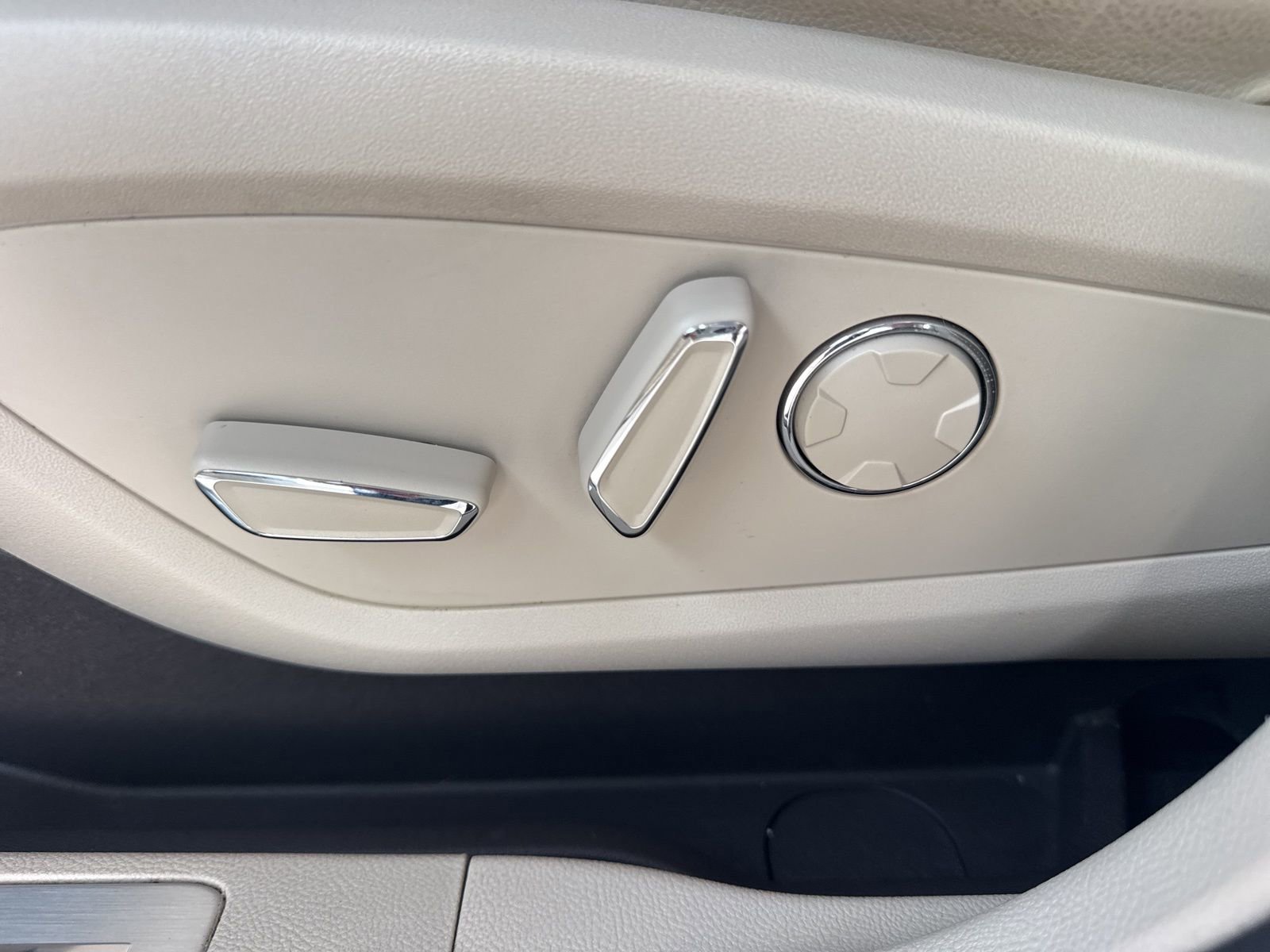 Used 2019 Lincoln MKC Premiere image 21