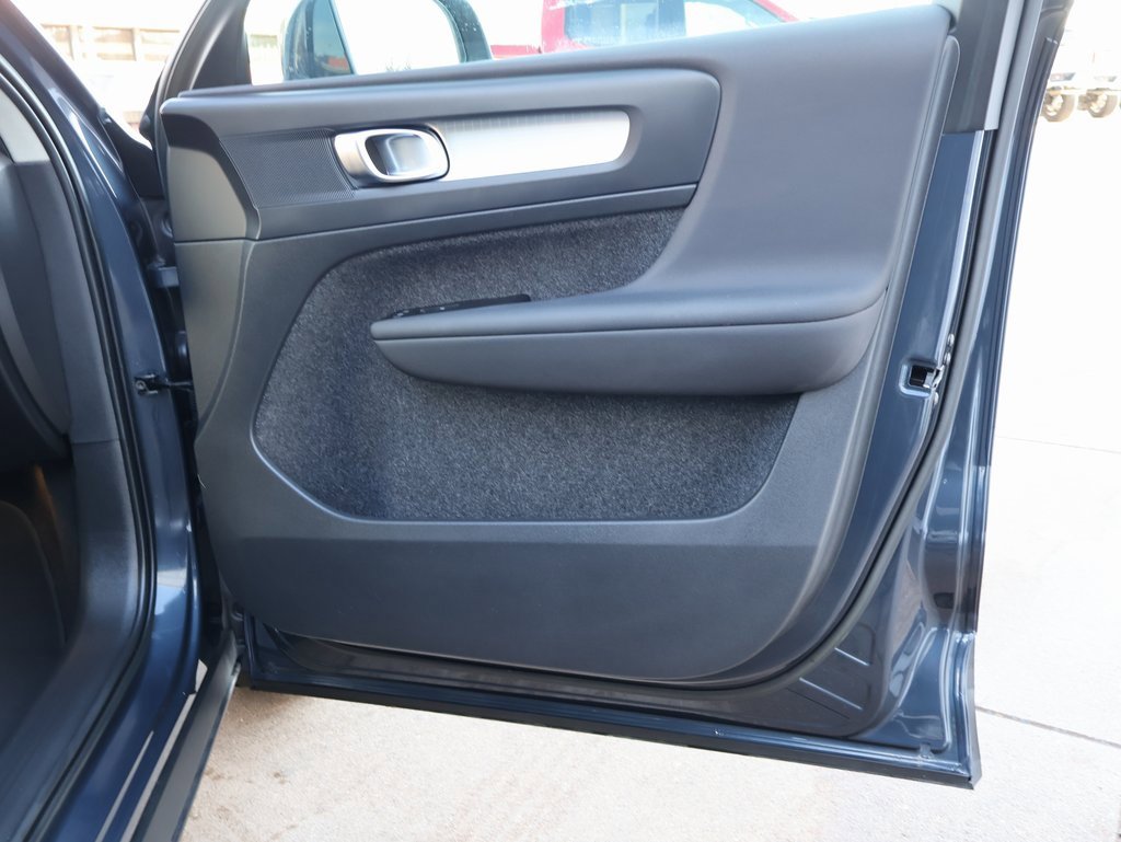 Used 2022 Volvo XC40 T5 Momentum image 9