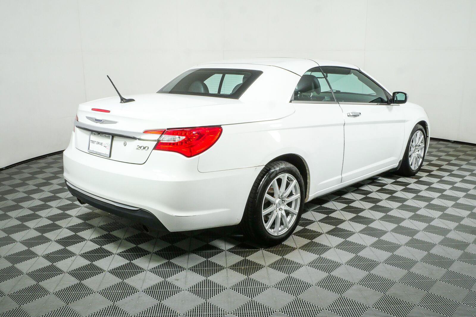 Used 2013 Chrysler 200 Limited FWD image 3