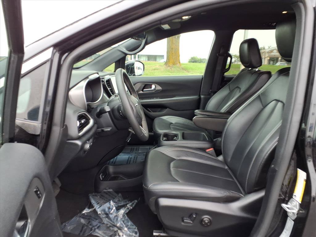 Used 2025 Chrysler Pacifica Select FWD image 24