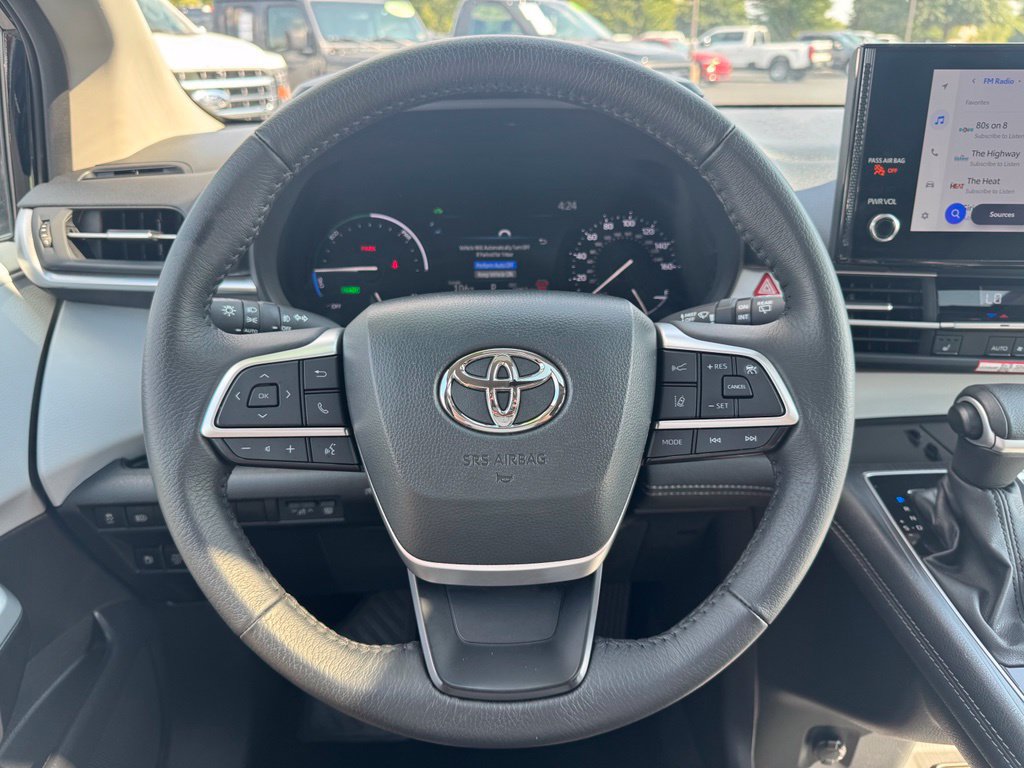 Used 2026 Toyota Sienna XLE FWD image 9
