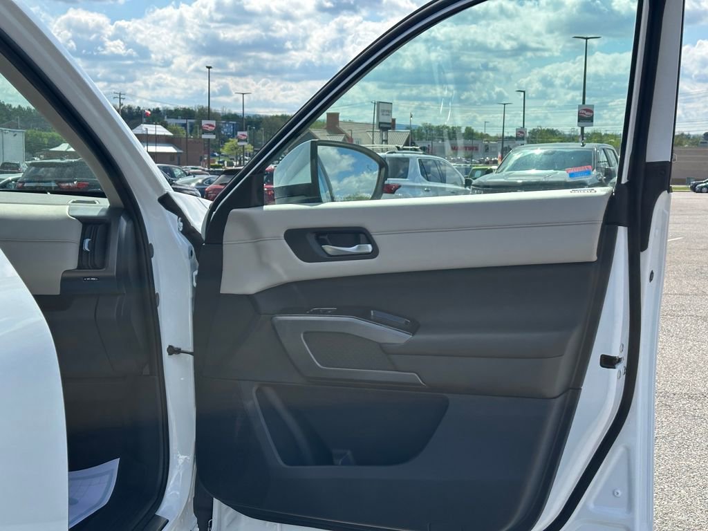 Used 2025 Nissan Pathfinder SL w/ Lighting Package (N92) image 27