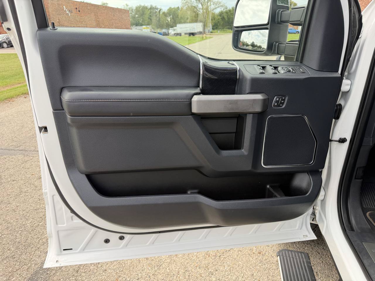 Used 2022 Ford F250 Platinum w/ FX4 Off-Road Package AWD/4WD image 18