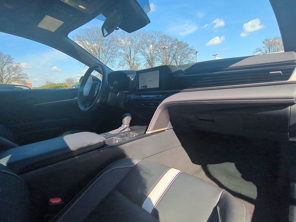 Used 2025 Toyota Camry SE image 32
