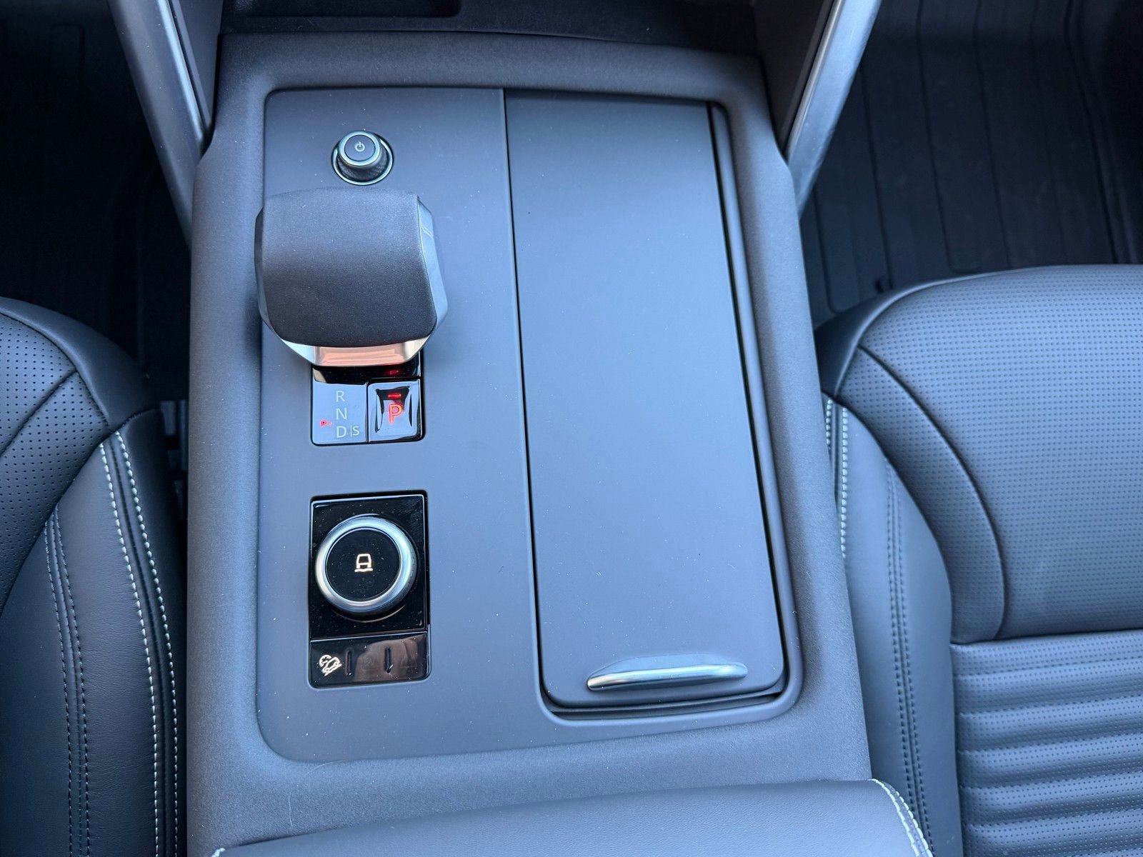 New 2026 Land Rover Discovery Limited Edition image 20