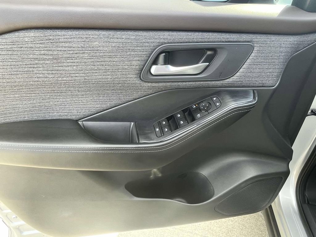 Used 2021 Nissan Rogue SV image 15