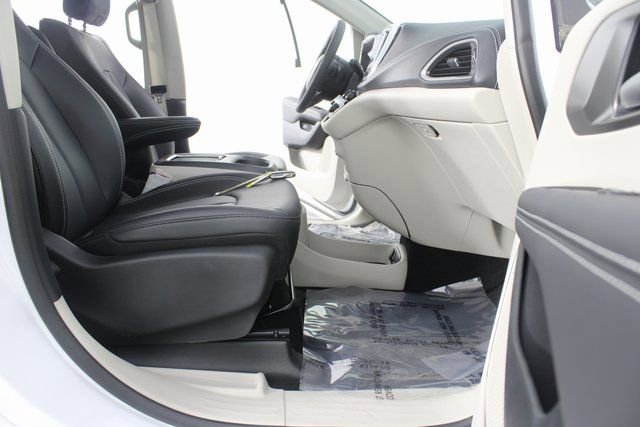 Used 2024 Chrysler Pacifica Select image 22