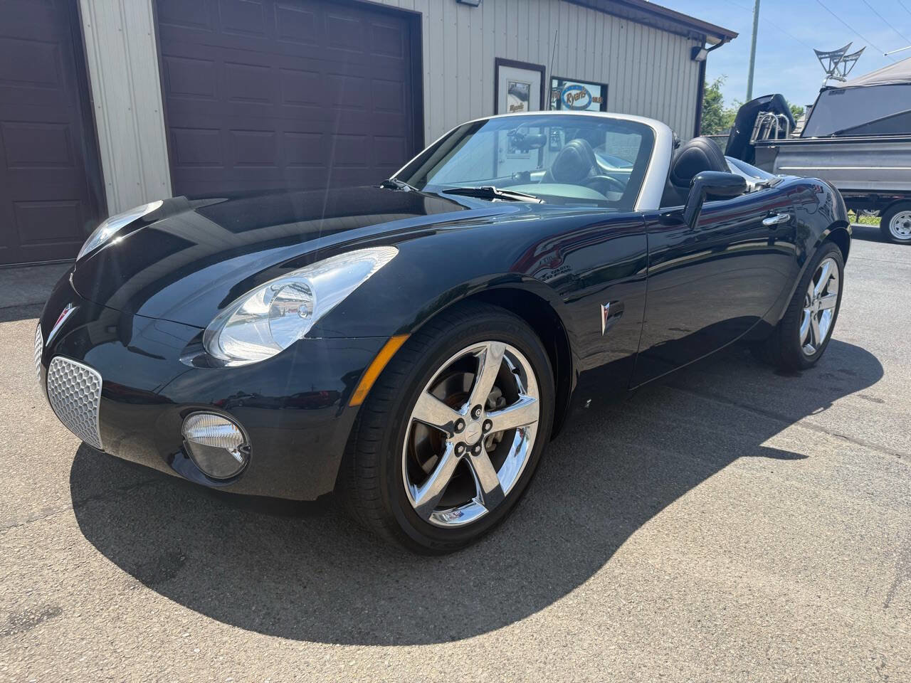 Used 2007 Pontiac Solstice Convertible w/ Premium Package RWD image 1
