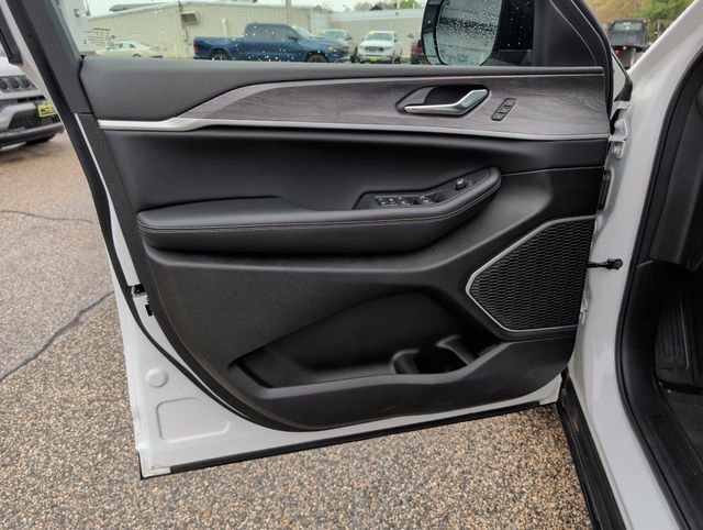 Used 2025 Jeep Grand Cherokee Limited w/ Black Appearance Package AWD/4WD image 13