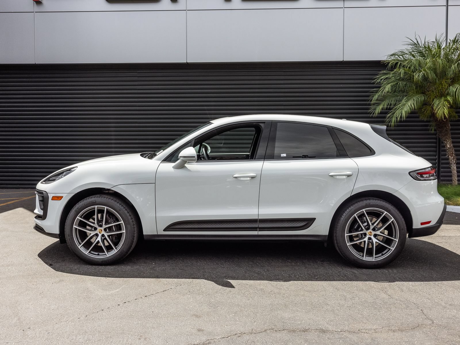 Certified 2024 Porsche Macan AWD/4WD image 2