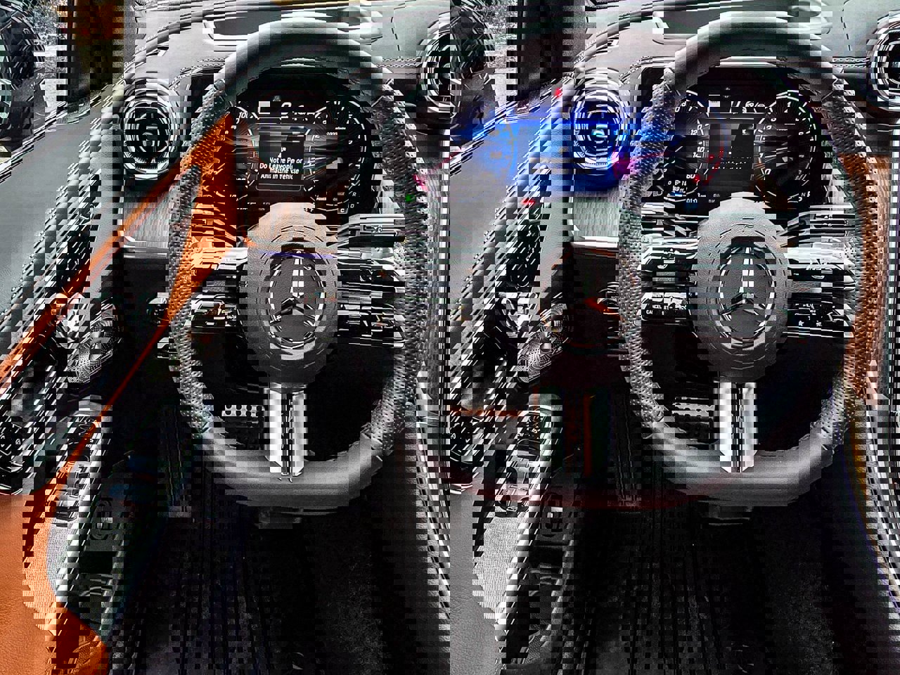 Used 2025 Mercedes-Benz GLC 300 4MATIC image 32