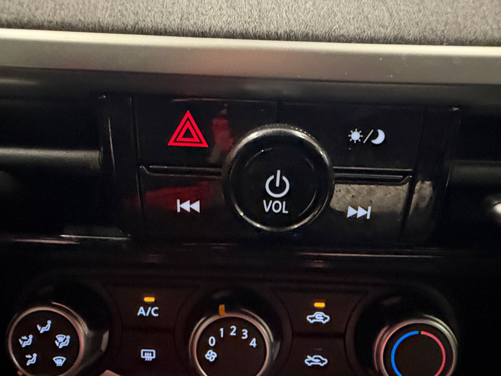 Used 2025 Nissan Kicks SV FWD image 33