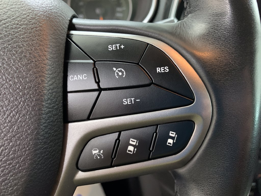 Used 2019 Jeep Cherokee Limited w/ Luxury Group AWD/4WD image 14