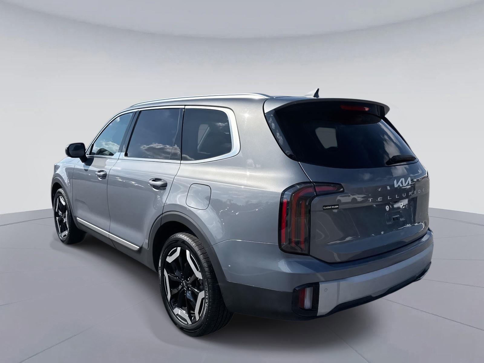 Used 2024 Kia Telluride EX w/ EX Captain's Chair Package image 5