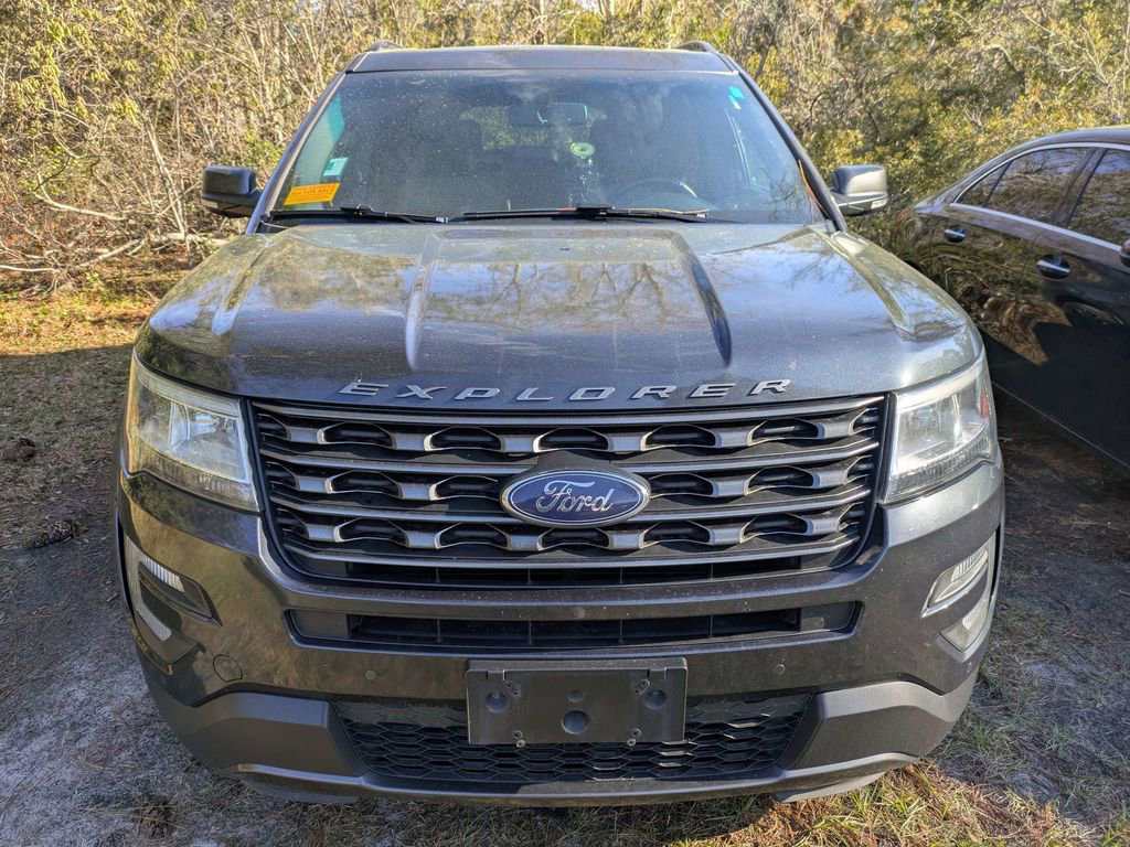 Used 2017 Ford Explorer XLT w/ Equipment Group 202A image 5