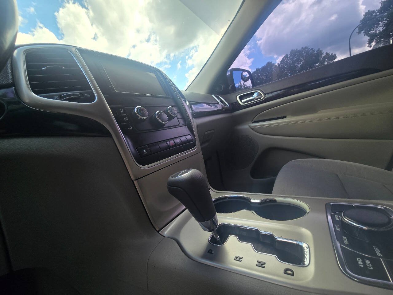 Used 2012 Jeep Grand Cherokee Laredo w/ Laredo E Group AWD/4WD image 21