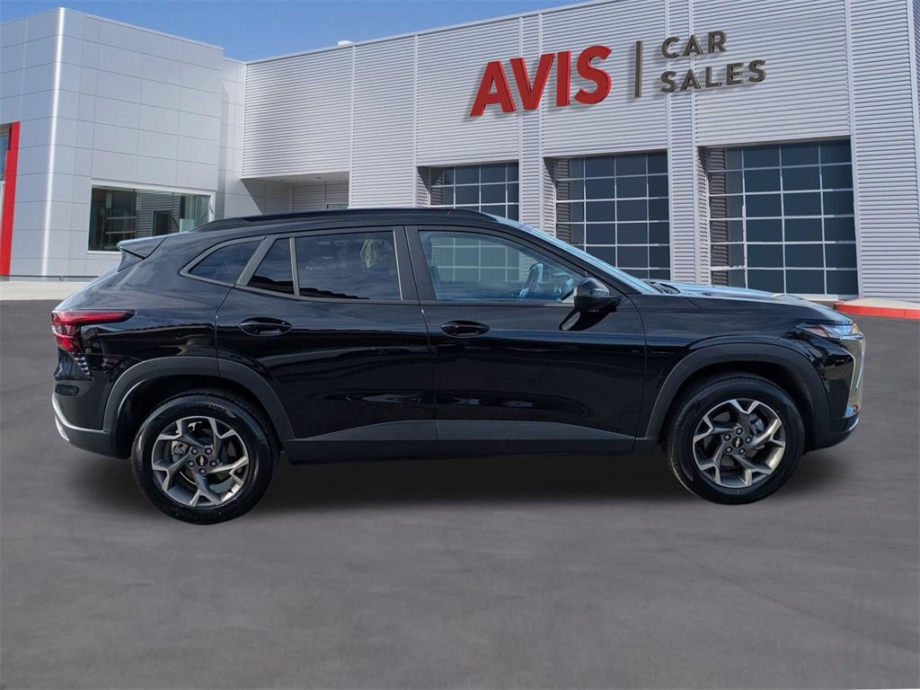 Used 2025 Chevrolet Trax LT w/ LT Convenience Package image 5