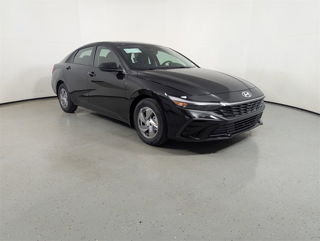 Certified 2025 Hyundai Elantra SE image 1