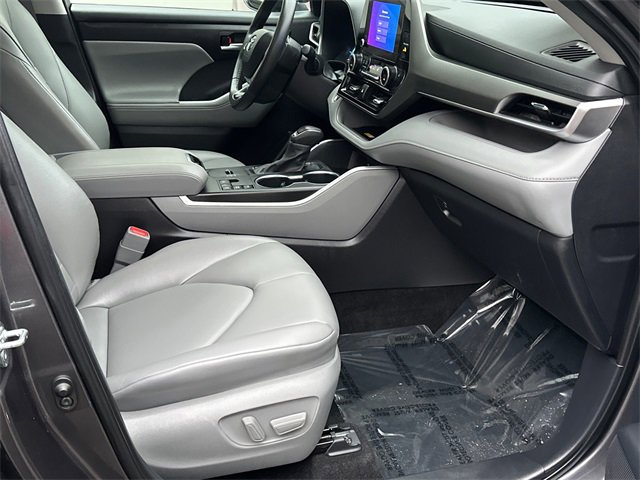 Certified 2024 Toyota Highlander XLE image 12