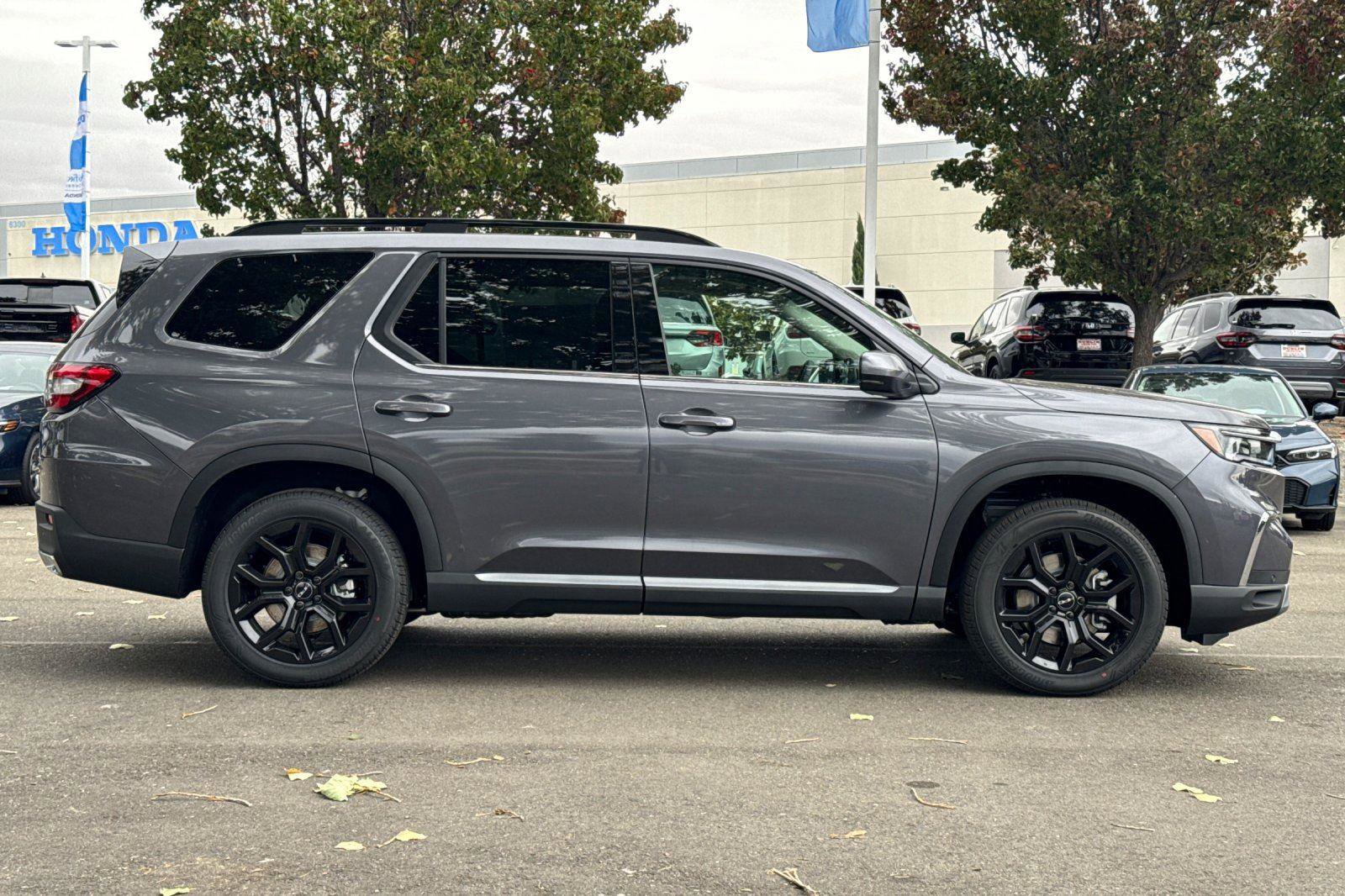 New 2025 Honda Pilot Touring image 3