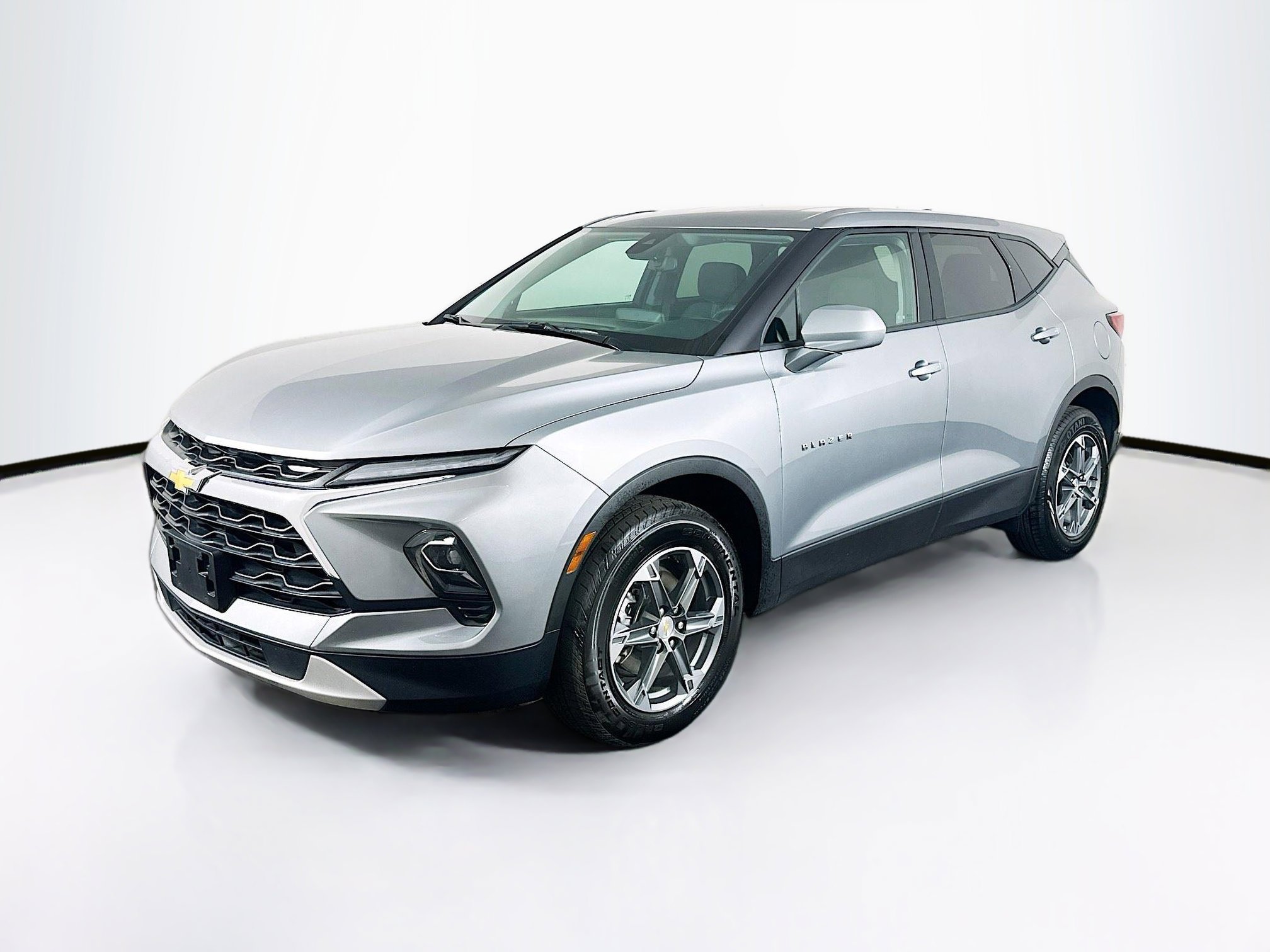 Used 2025 Chevrolet Blazer LT FWD image 3