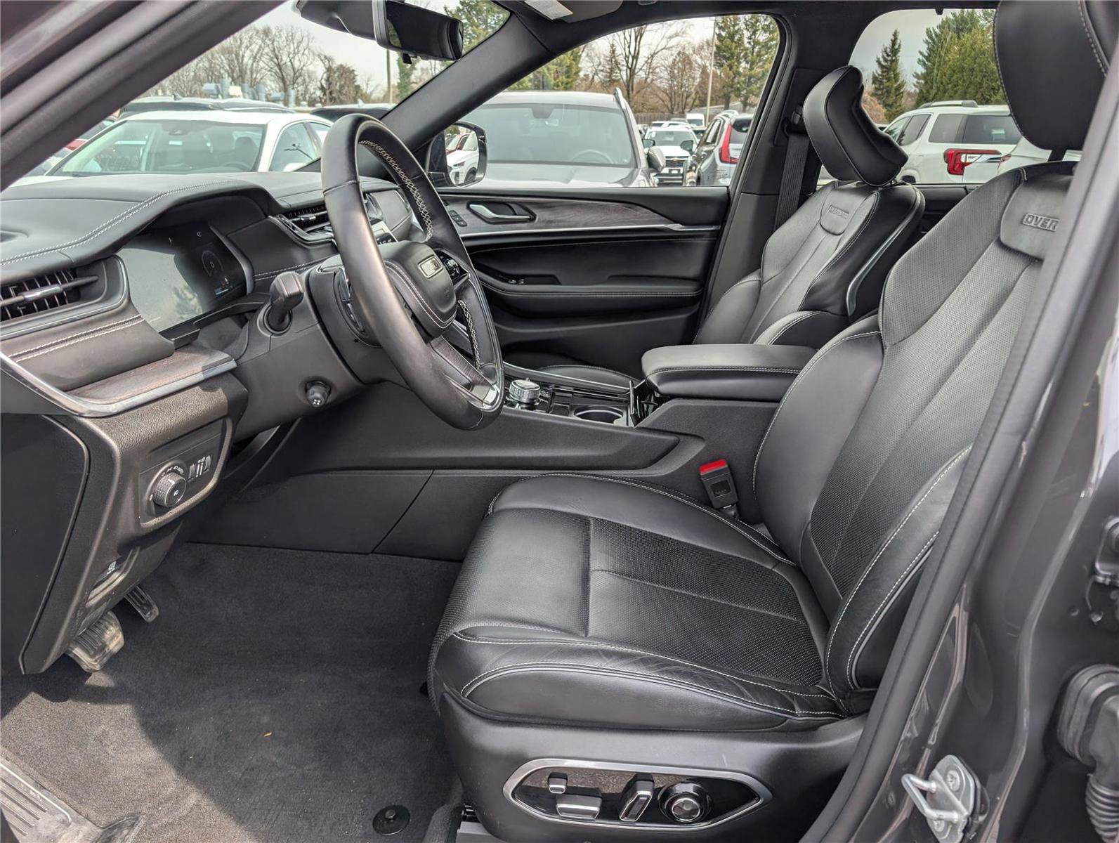 Used 2022 Jeep Grand Cherokee Overland w/ Luxury Tech Group IV image 18