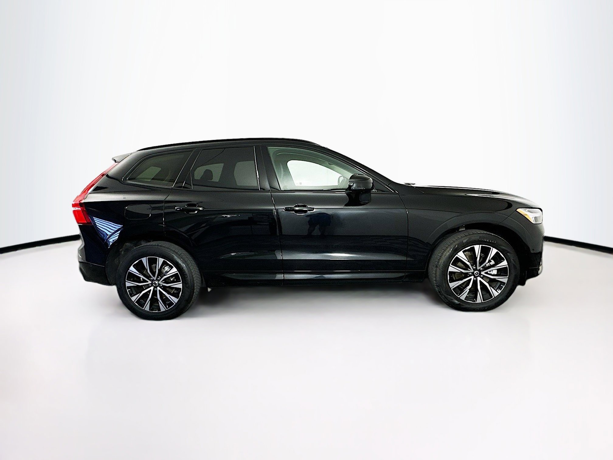 Used 2025 Volvo XC60 B5 Plus image 10
