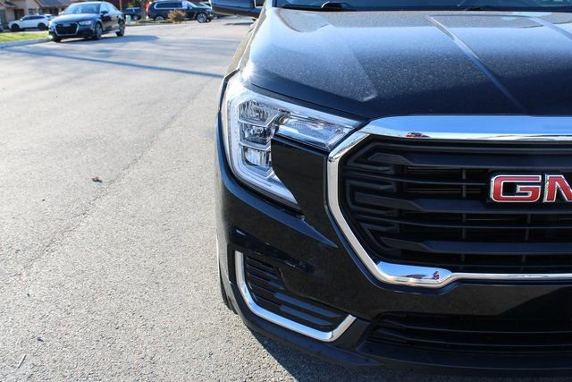 Used 2023 GMC Terrain SLE w/ Driver Convenience Package image 39