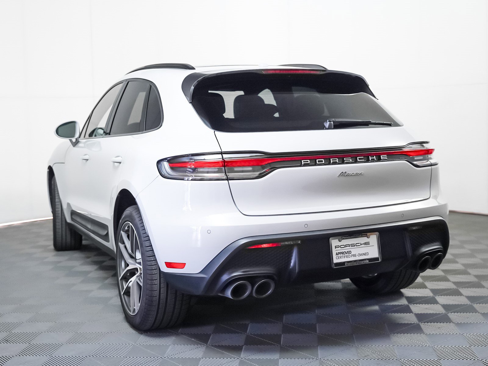 Certified 2025 Porsche Macan image 3