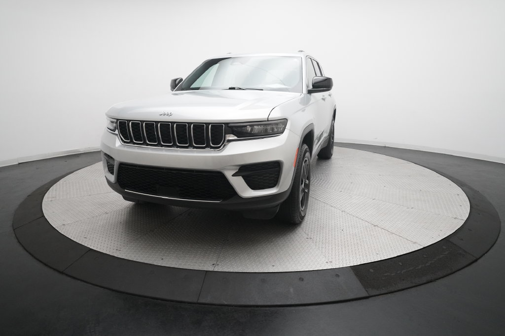 Used 2025 Jeep Grand Cherokee Laredo X w/ Luxury Tech Group I AWD/4WD image 12