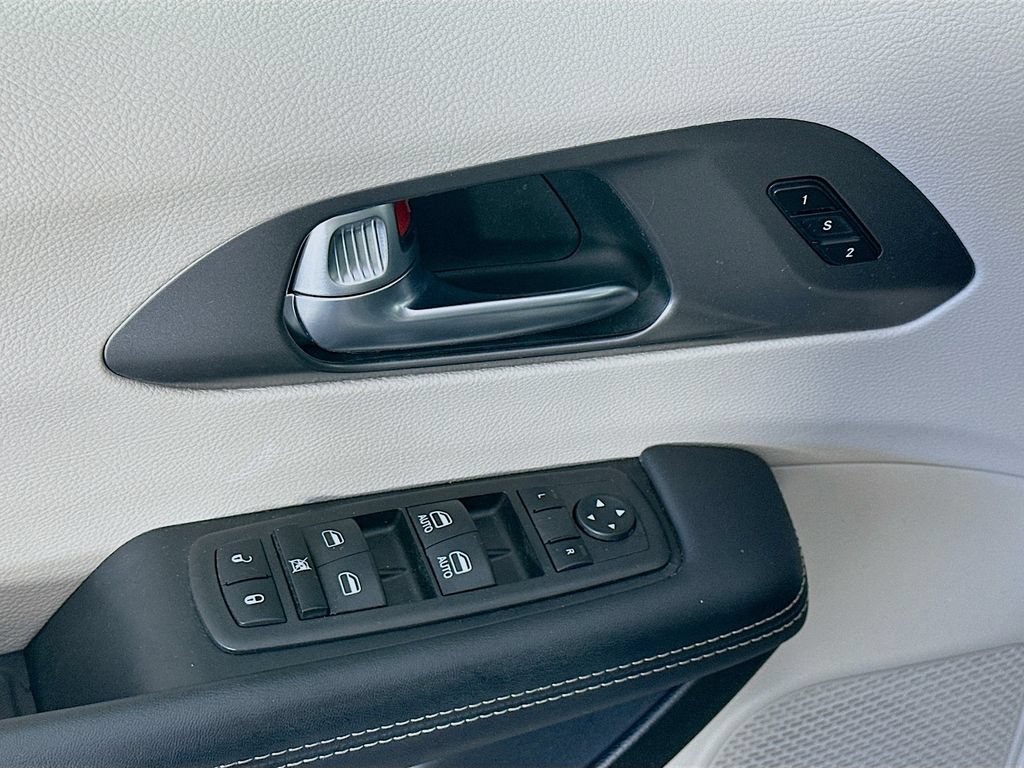 Used 2023 Chrysler Pacifica Touring-L FWD image 23