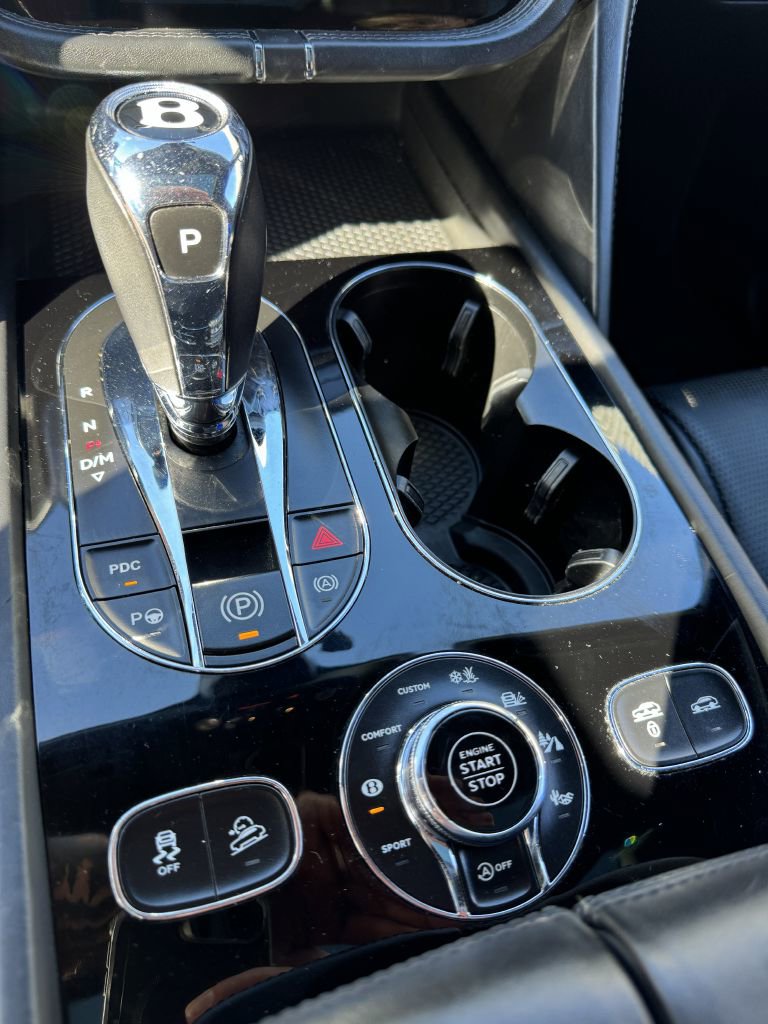 Used 2017 Bentley Bentayga image 32