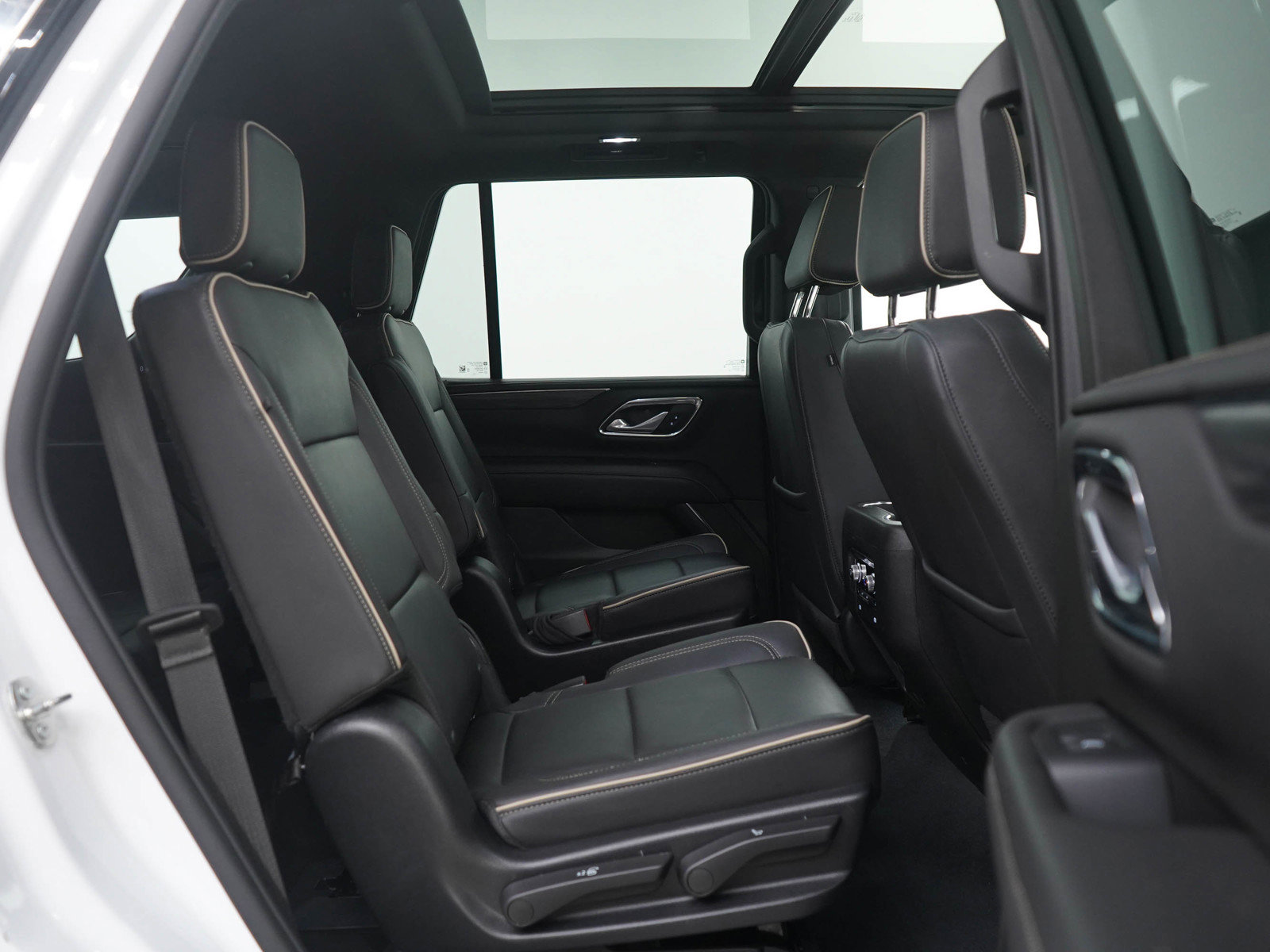 Used 2023 GMC Yukon SLT w/ SLT Luxury Package image 13