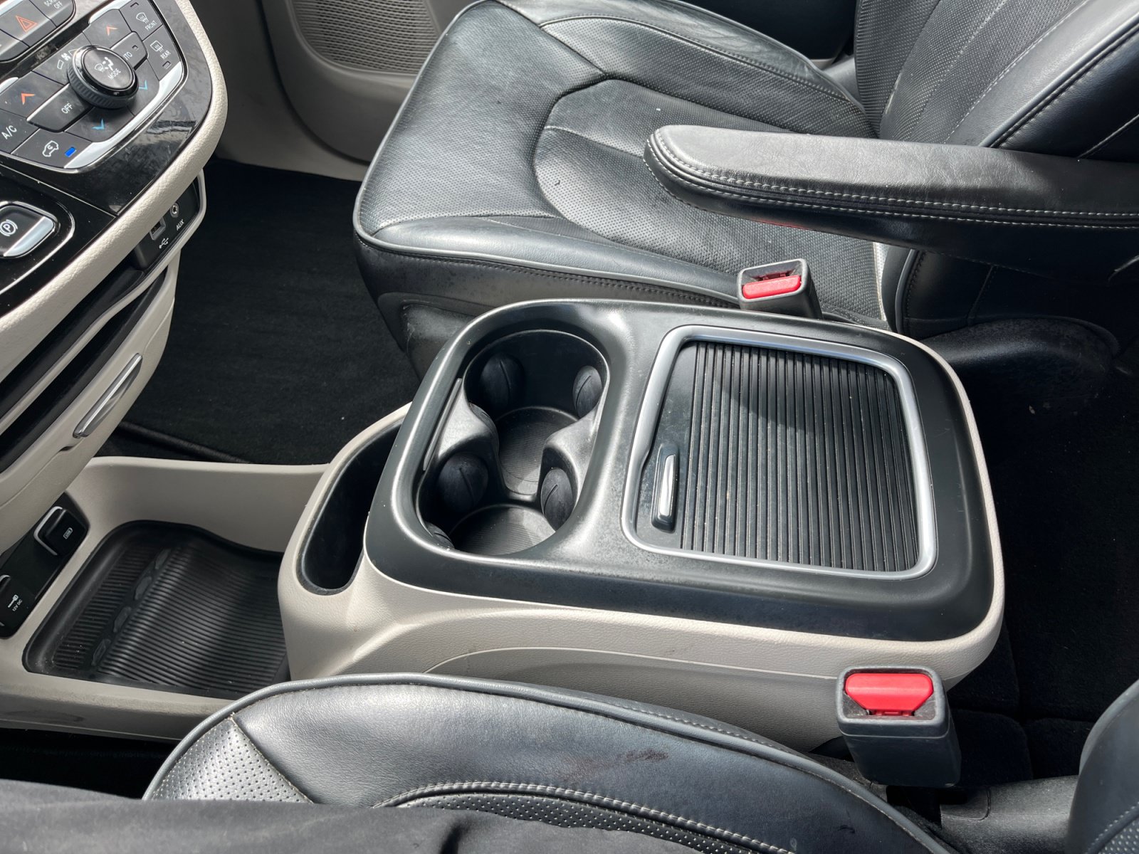 Certified 2018 Chrysler Pacifica Limited FWD image 27